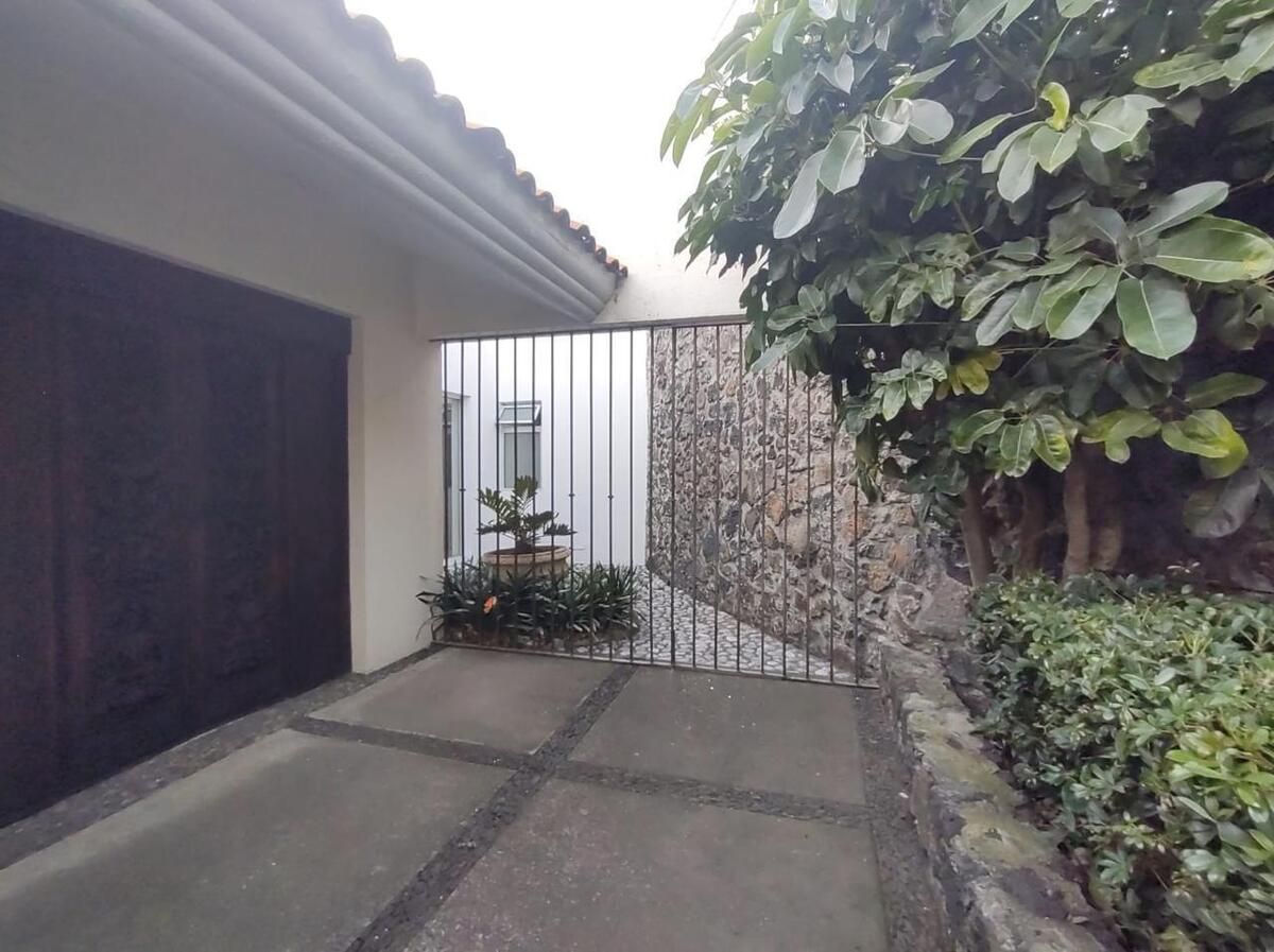 2 of 49: Entrada. Patio .