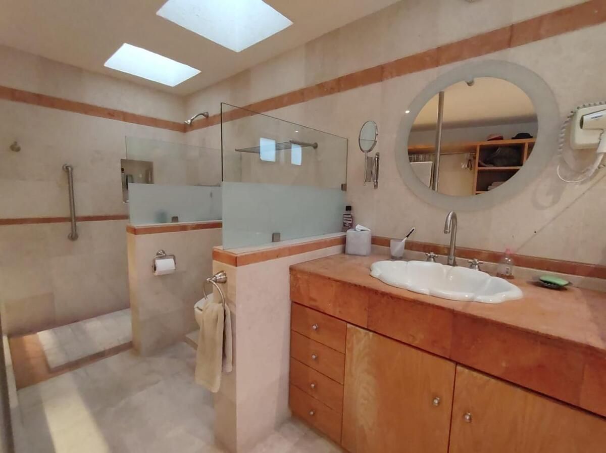 35 of 49: Baño recámara principal