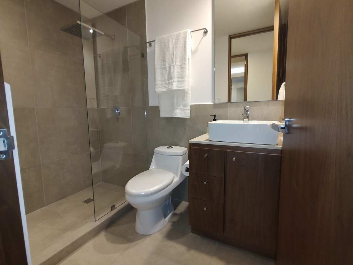 13 de 23: Baño completo