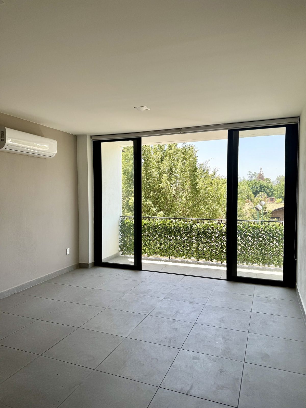 1 of 26: Sala con terraza