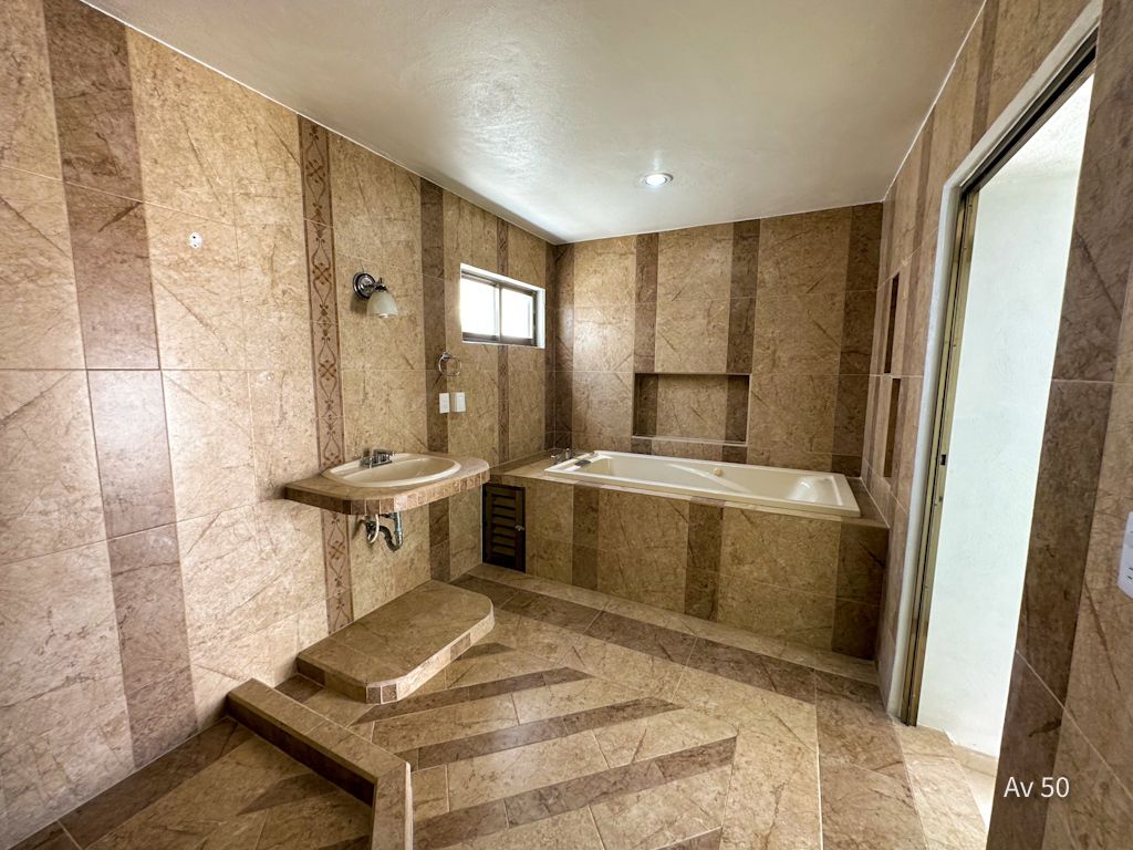 5 de 49: Baño de habitación principal