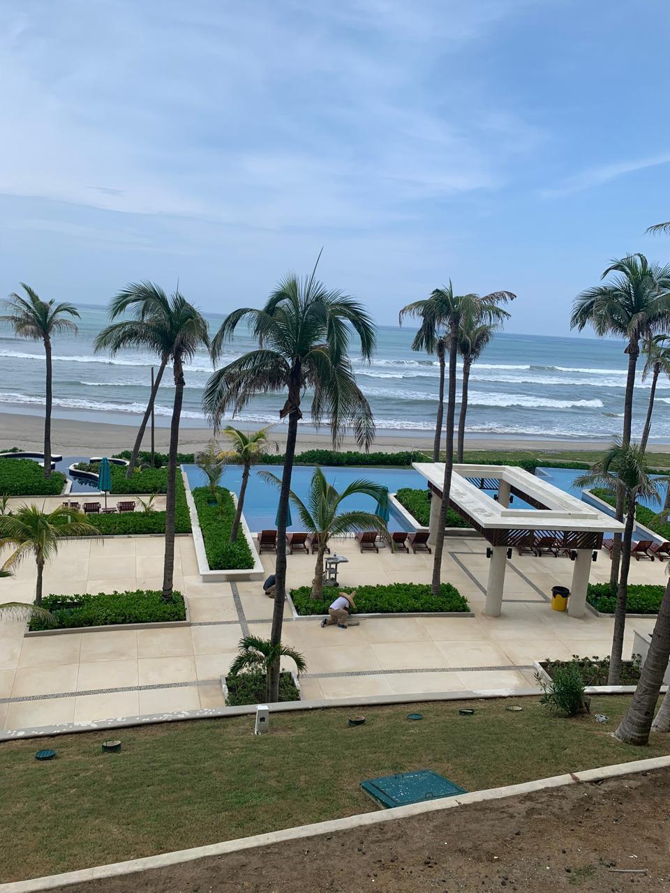Hermosa vista a alberca, playa y mar