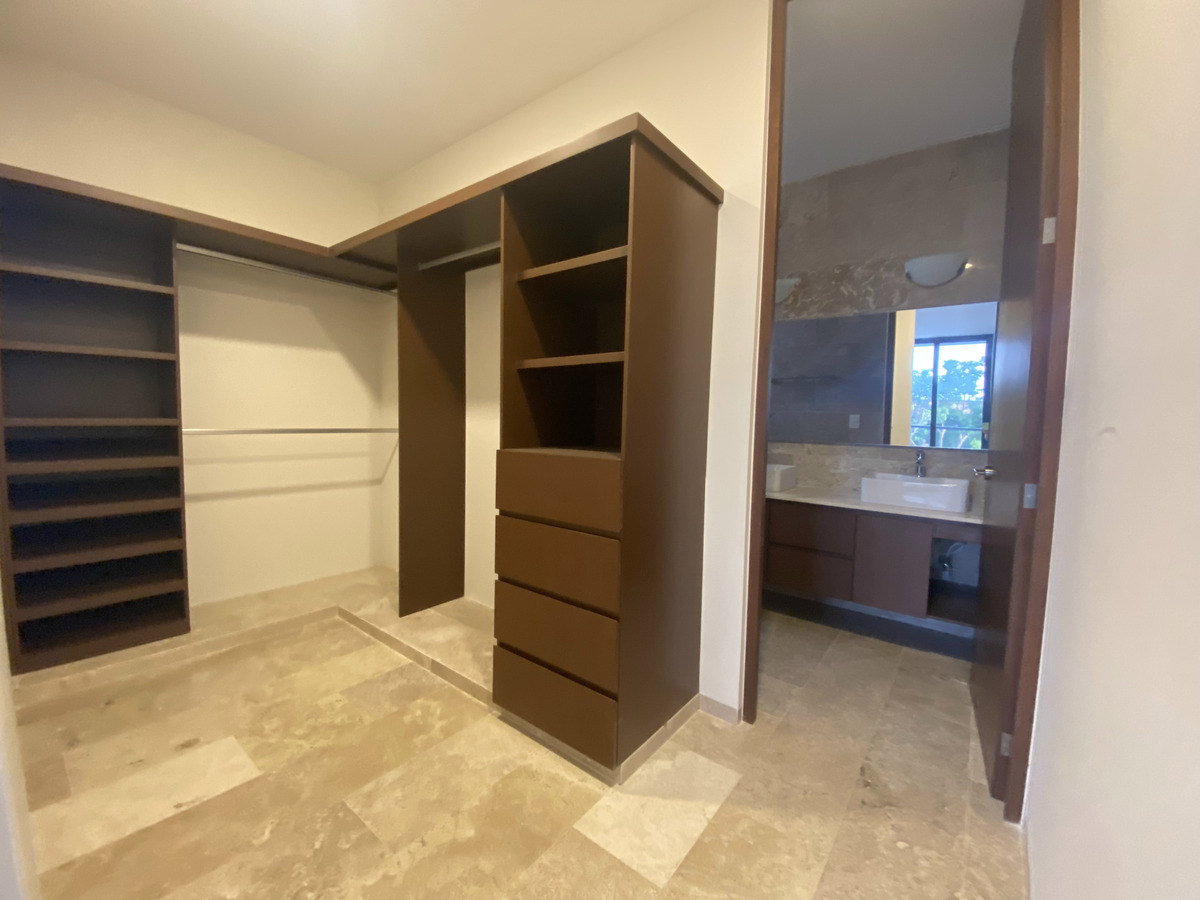9 de 18: CLOSET BAÑO PRINCIPAL
