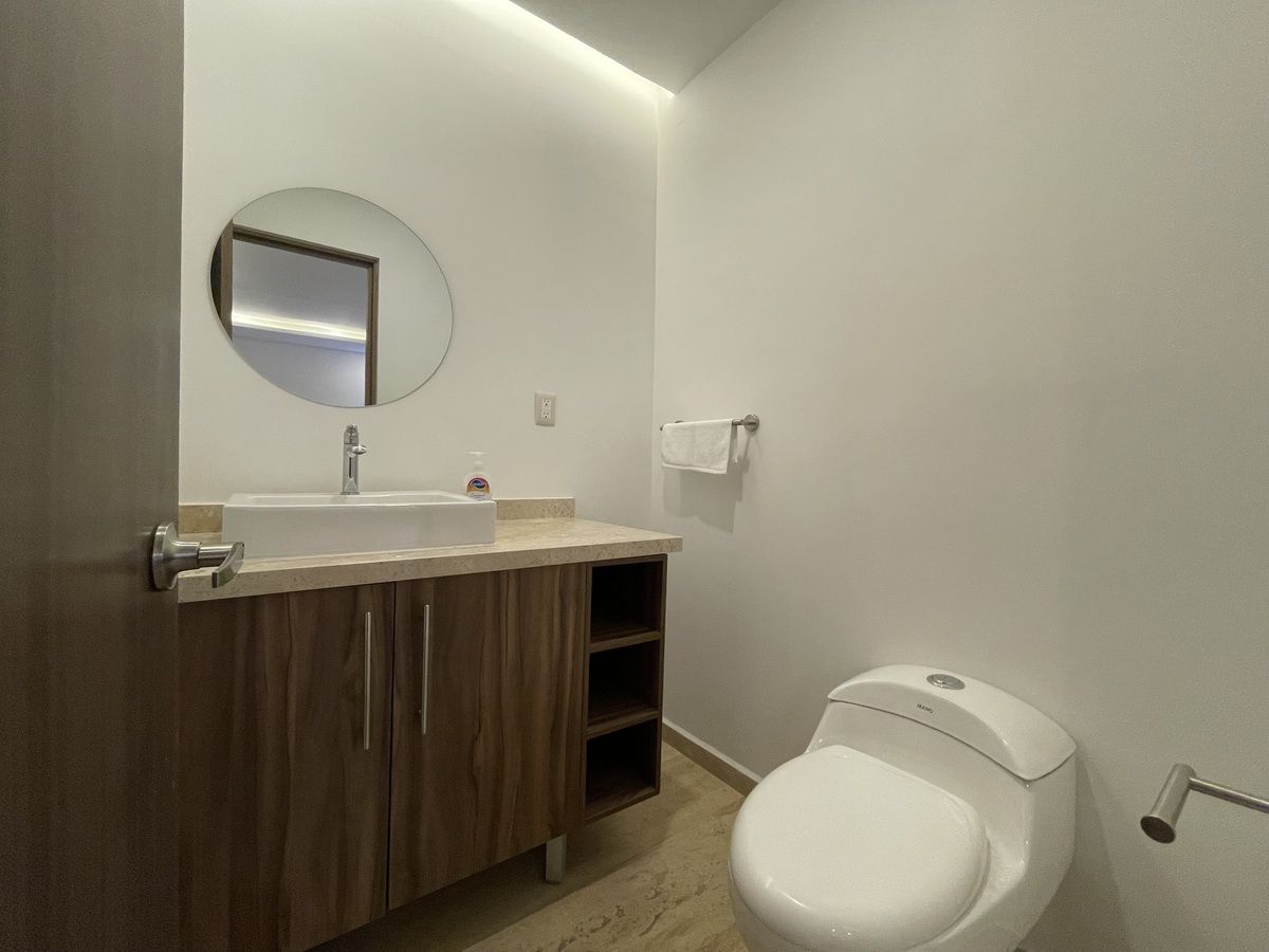 4 of 15: Medio baño