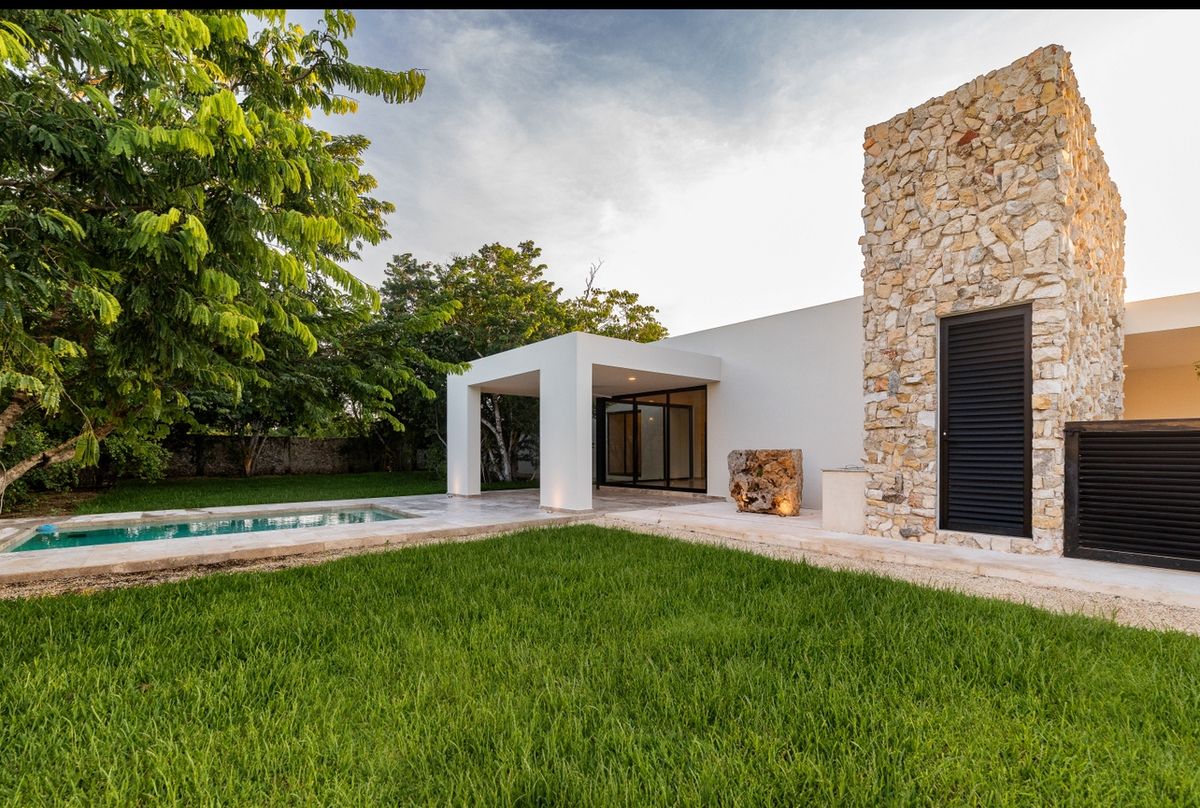 1 of 9: Fachada principal