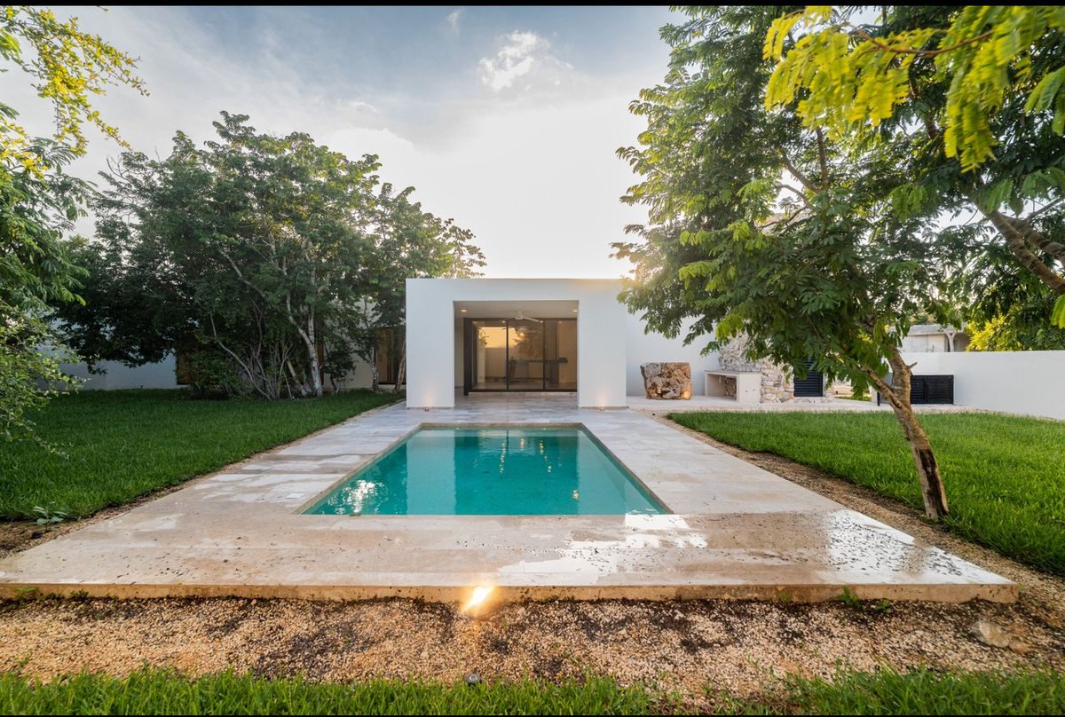 3 of 9: Patio trasero y Piscina