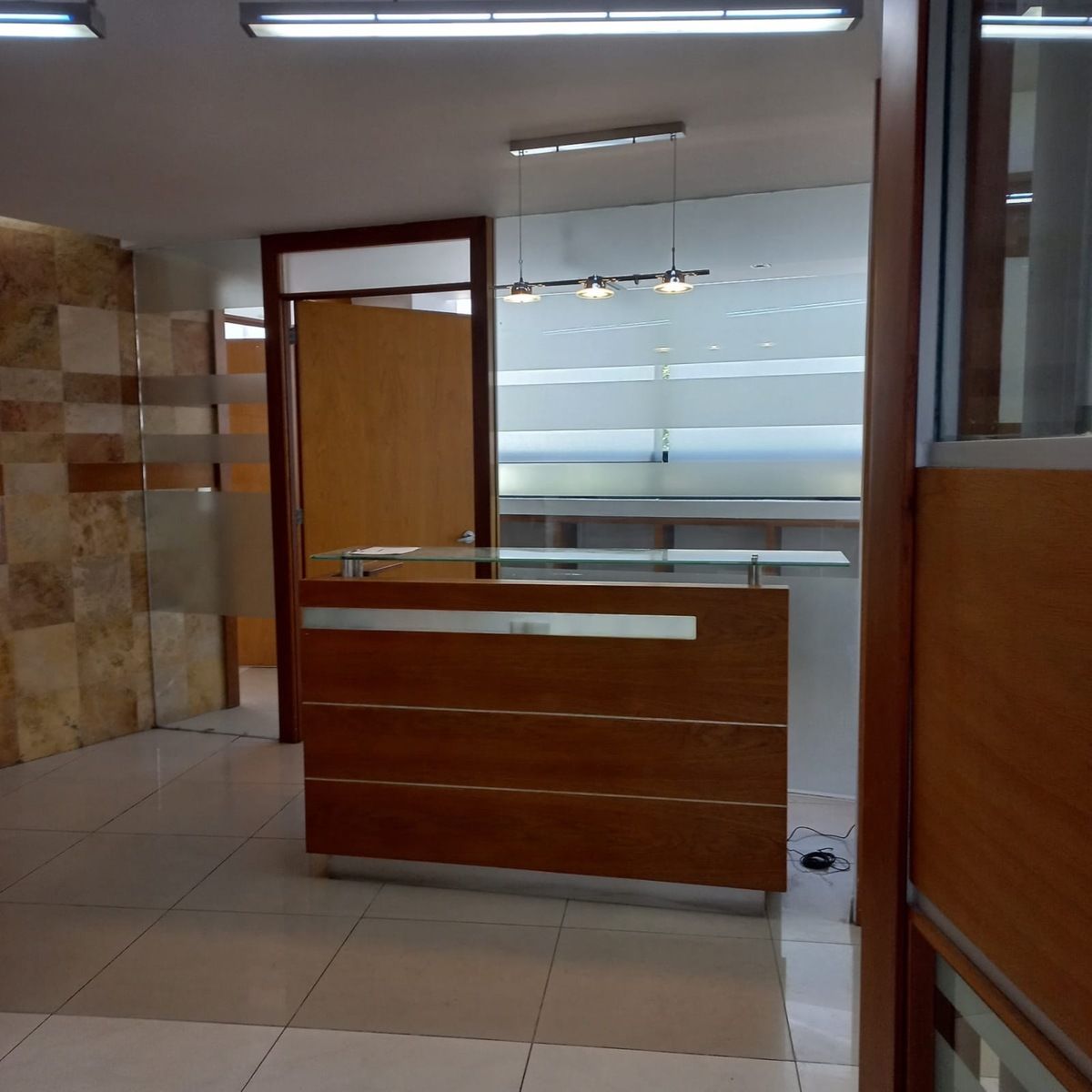 RENTO OFICINA EQUIPADA EN EDIFICIO