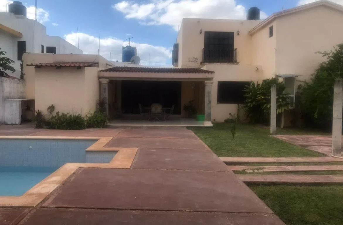 Jardín trasero y alberca