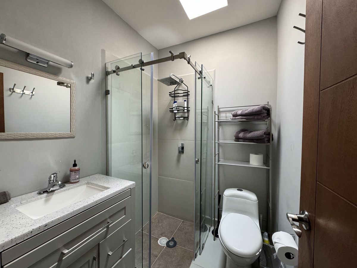 16 of 25: Baño Secundario