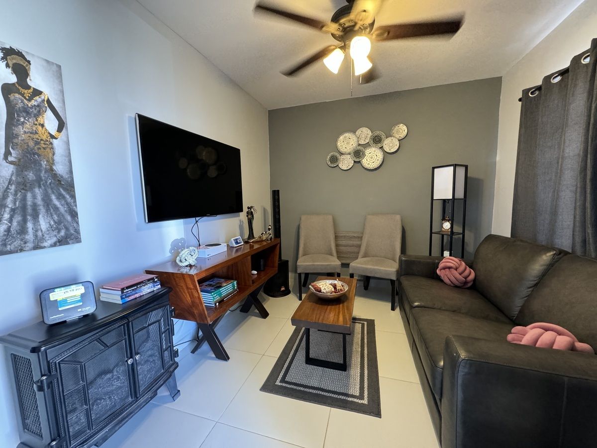 2 of 25: Cuarto de TV 
Planta Baja