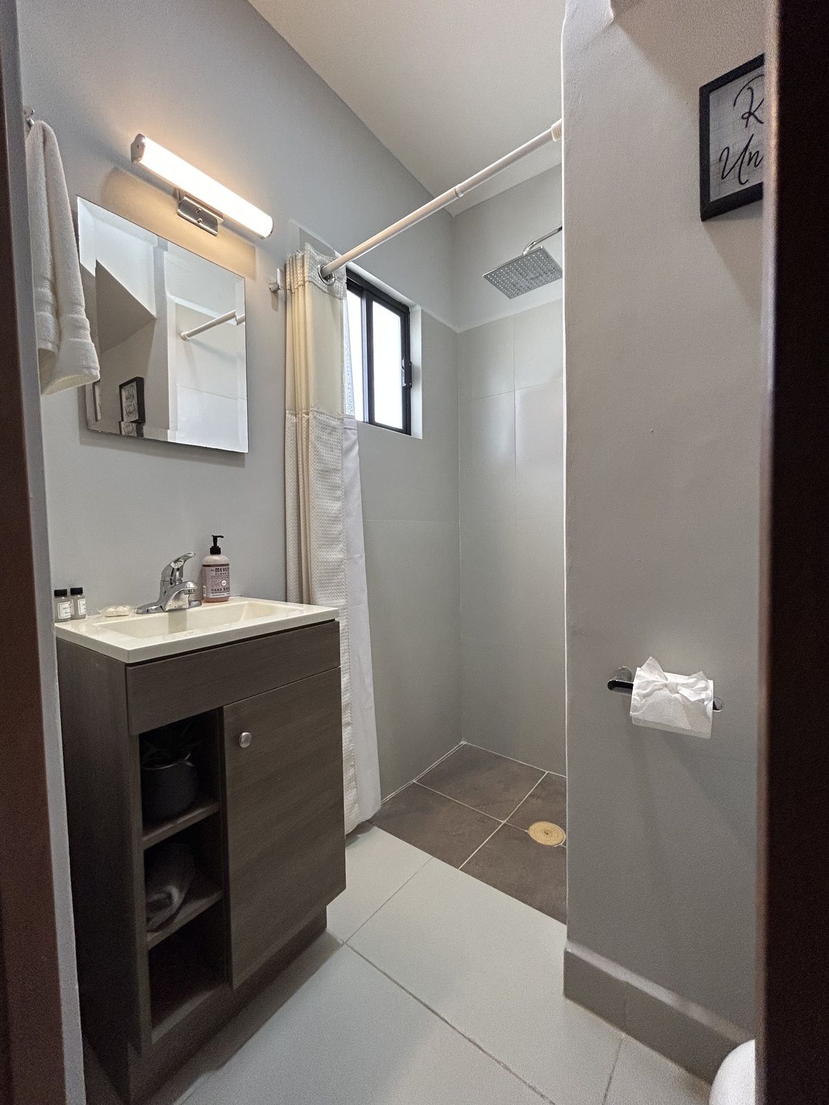 6 of 25: Baño Completo en Planta Baja