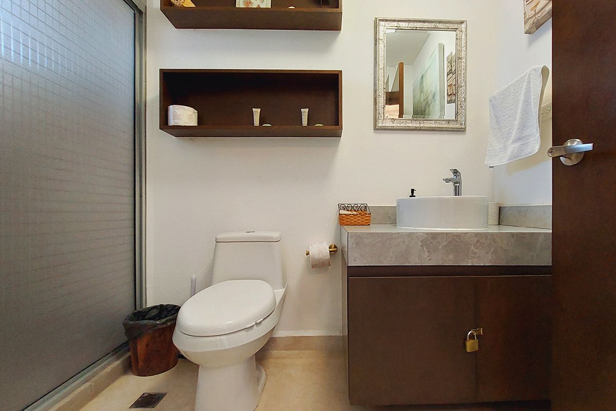 30 de 37: Modern bathroom with walk-in shower and natural light