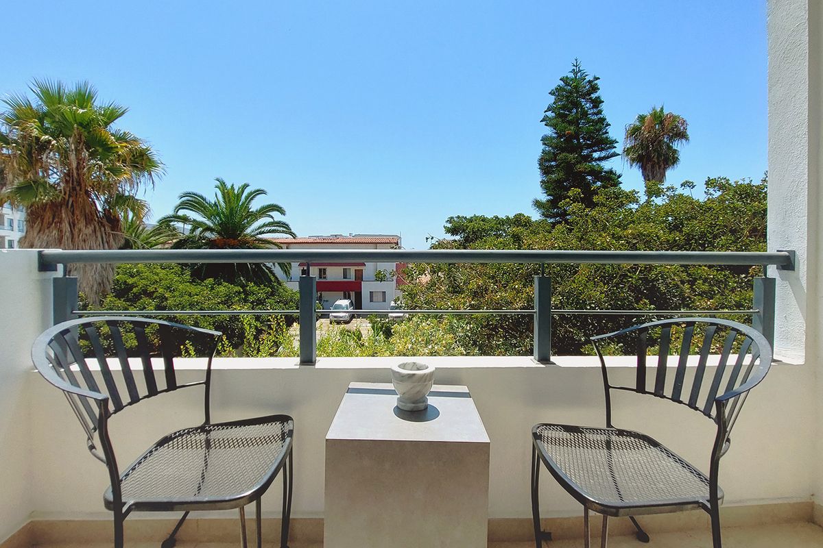 29 de 37: Cozy balcony off the bedroom with palm-lined view