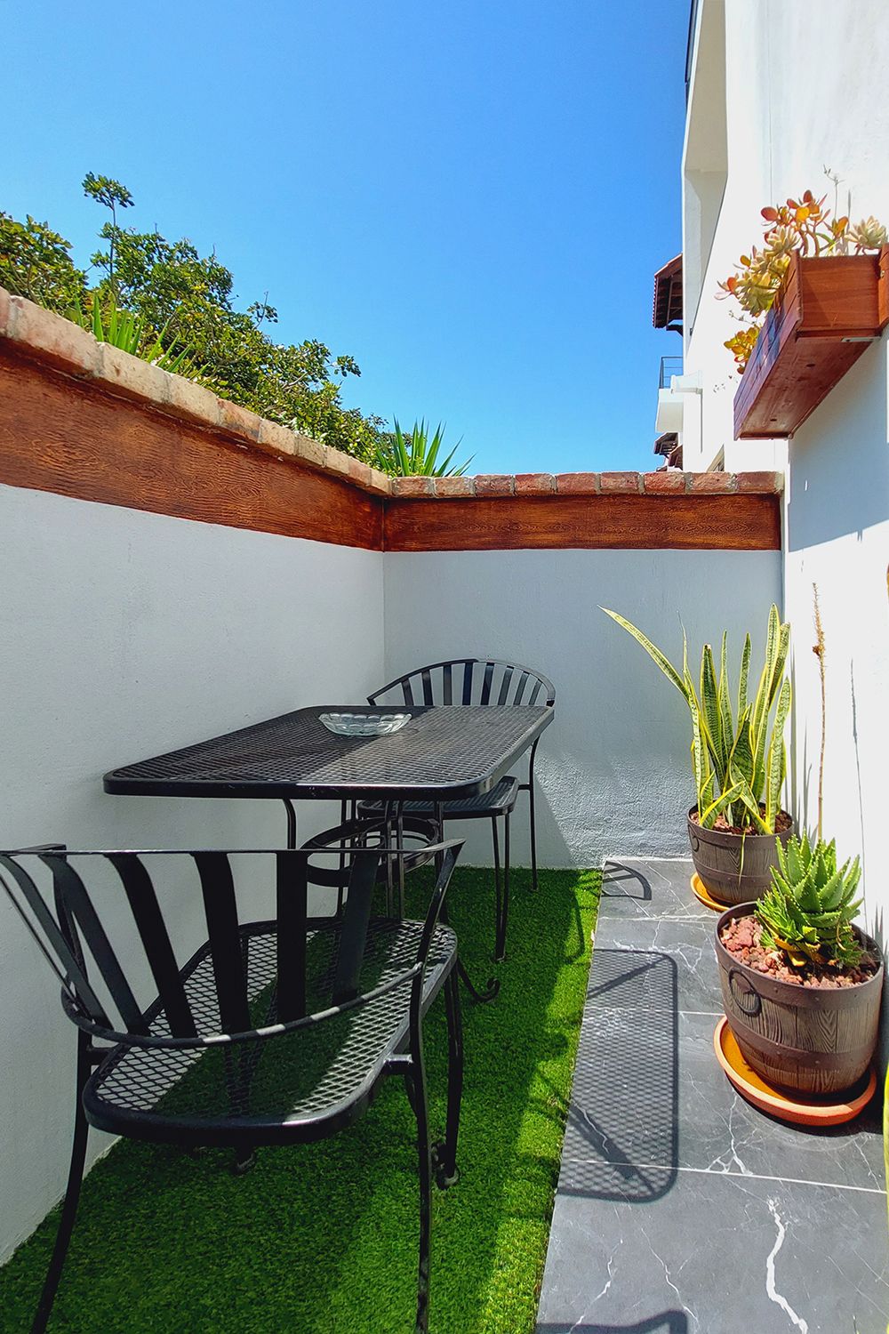 12 de 37: Cozy private patio with dining area and greenery