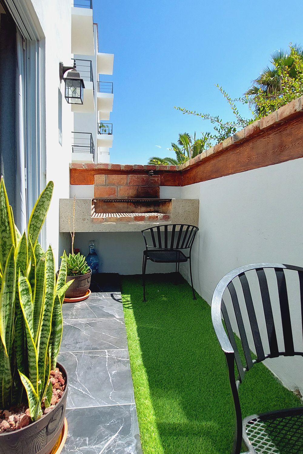 13 de 37: Private patio with built-in BBQ and seating area