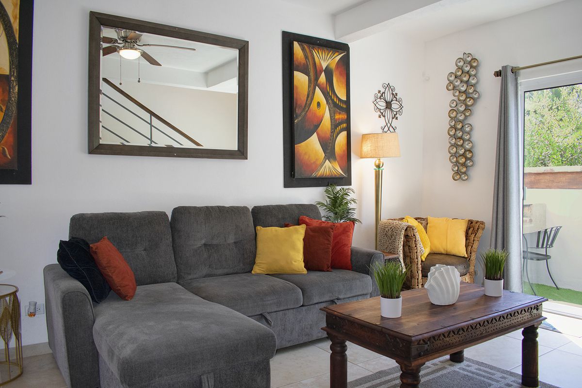 10 de 37: Bright living area with sofa bed and patio access