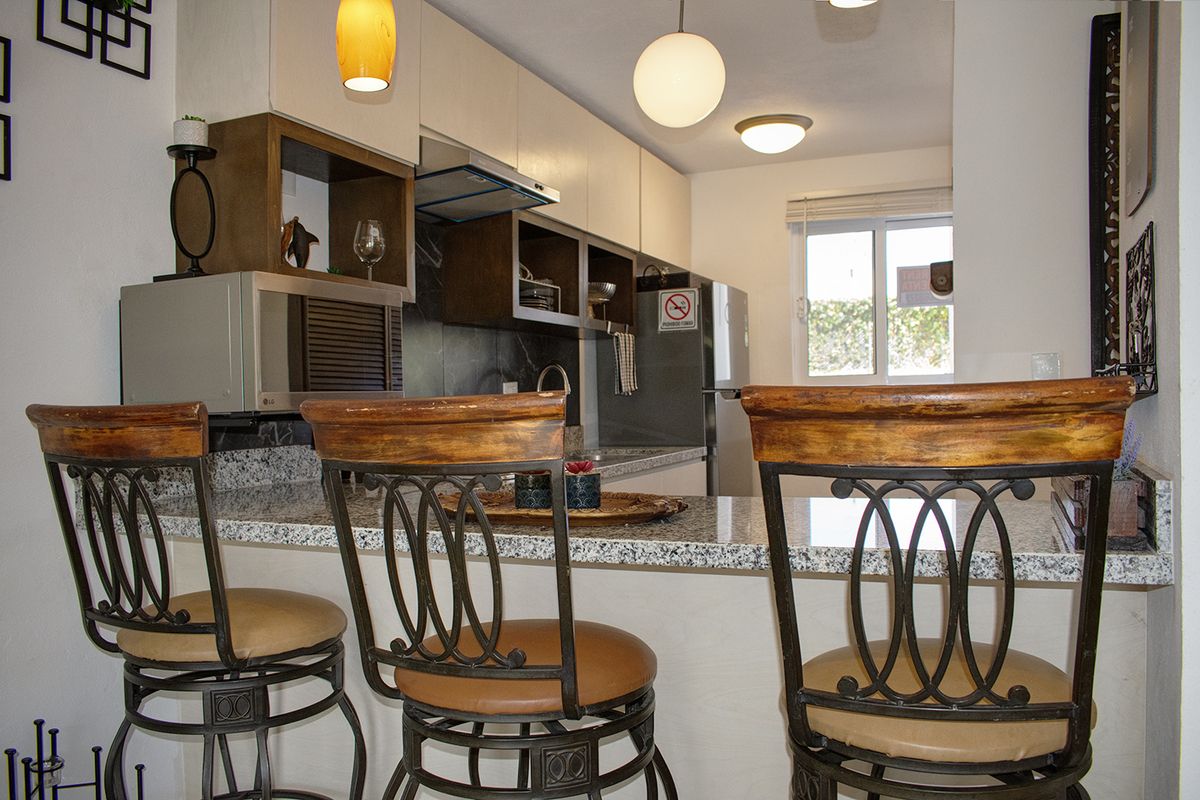 15 de 37: Bright kitchen with granite breakfast counter