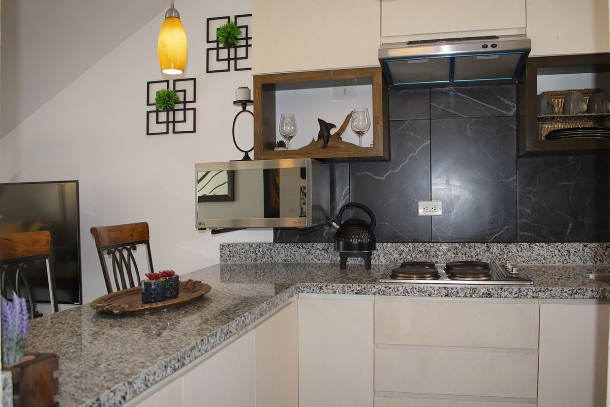 18 de 37: Modern kitchen with granite countertops and cooktop