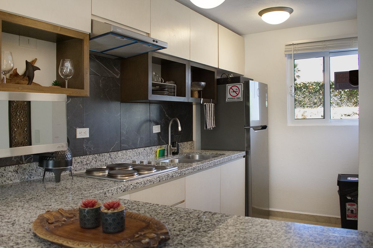 16 de 37: Sleek kitchen with granite countertops and appliances