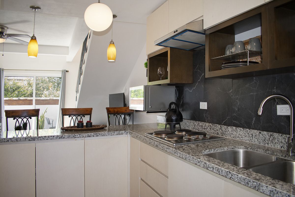 17 de 37: Fully equipped kitchen with stylish black backsplash