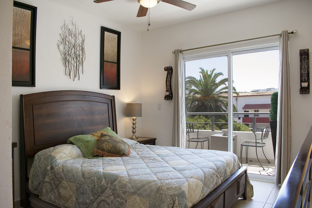 26 de 37: Spacious bedroom with queen bed and ocean breeze