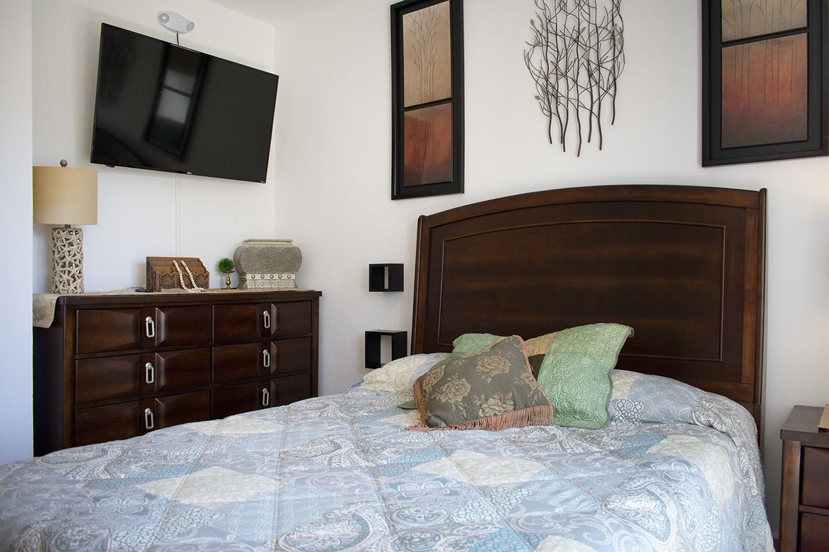 25 de 37: Comfortable upper bedroom and TV area