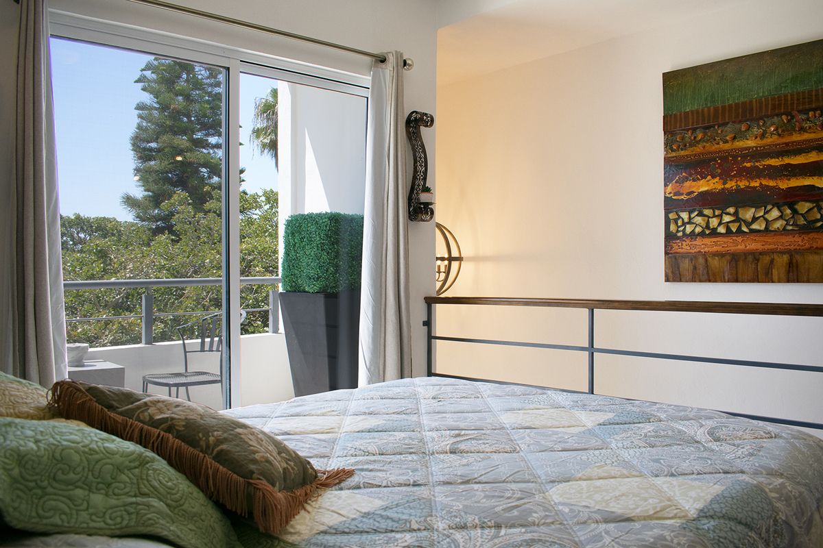 27 de 37: Bright bedroom with sliding doors to upper terrace