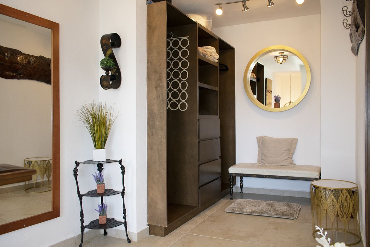 23 de 37: Walk-in closet with stylish decor and vanity bench