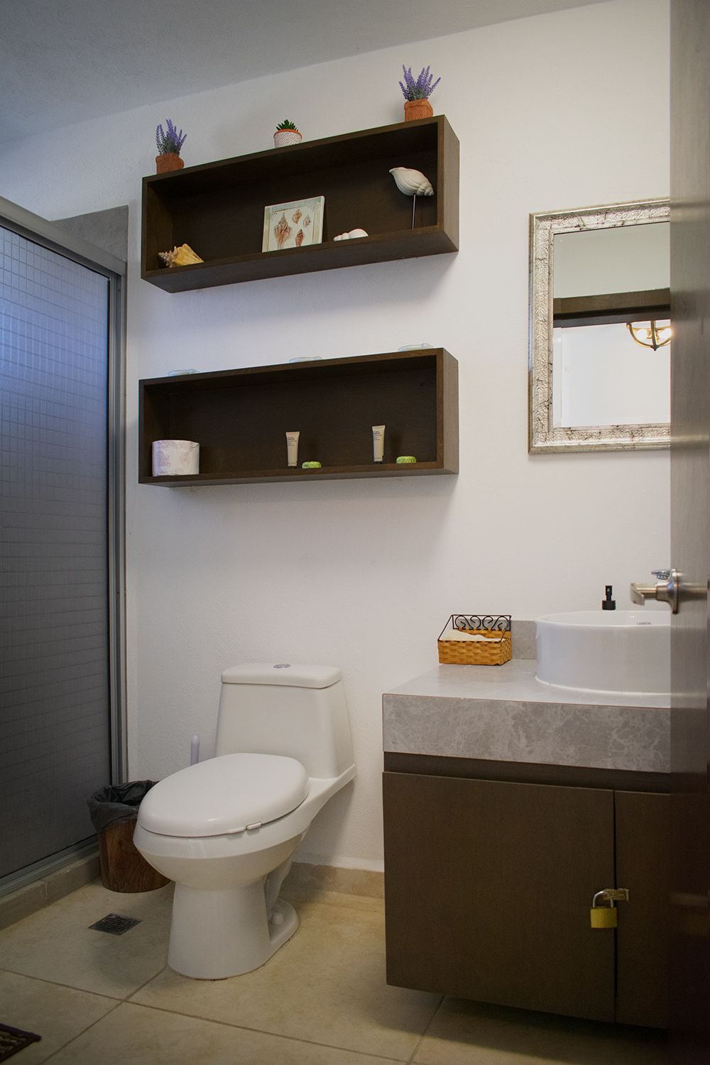 31 de 37: Elegant bathroom with open shelving and glass shower