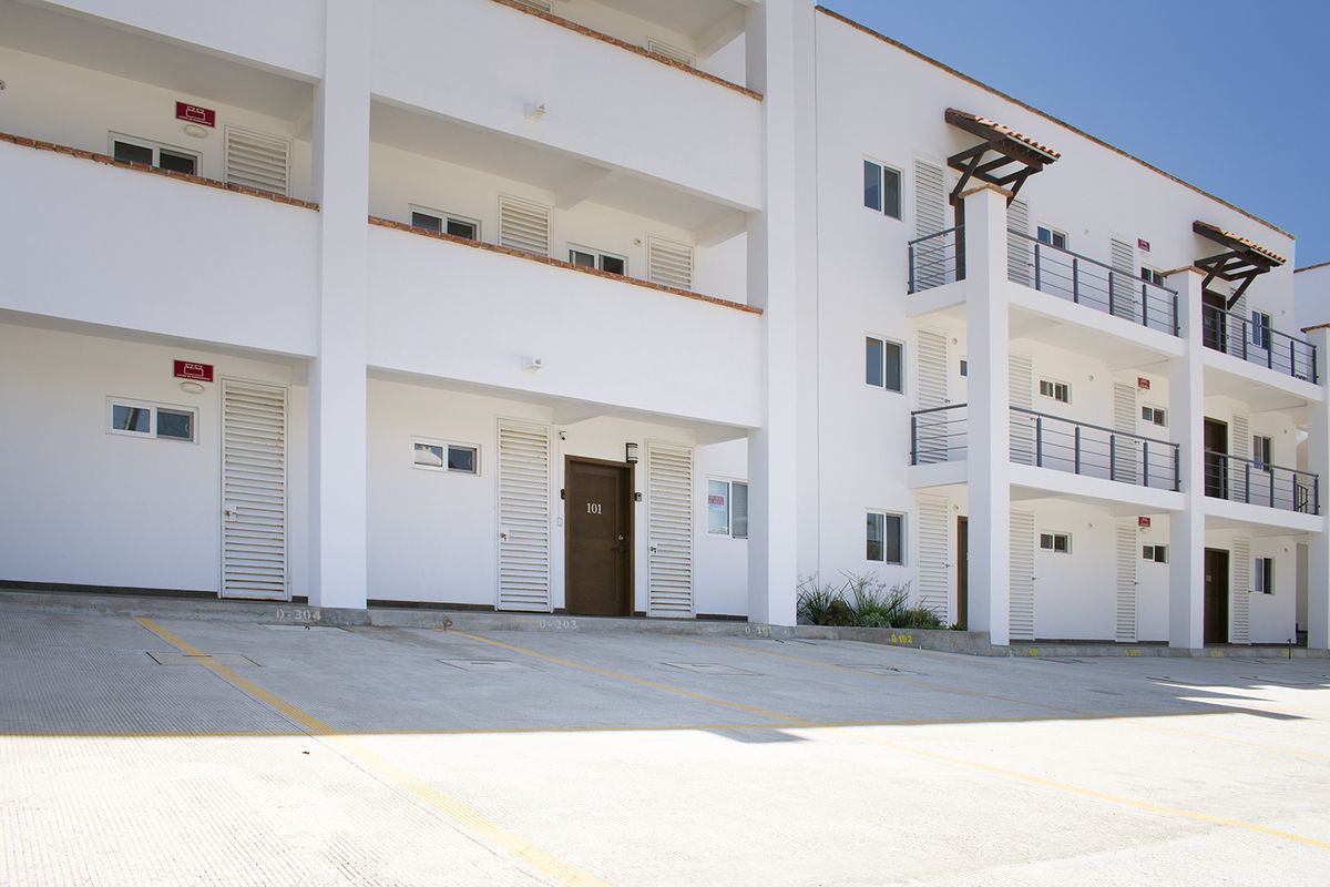 8 de 37: Ground-level condo in a new, modern complex