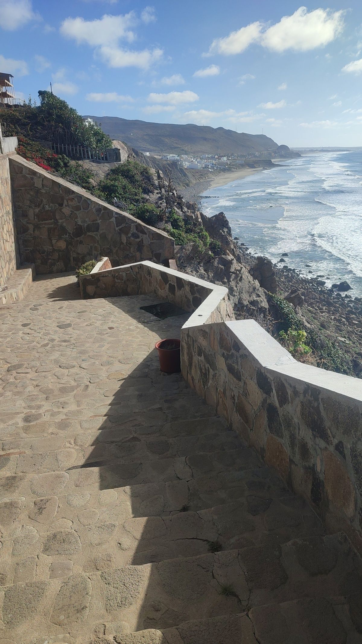 5 de 37: Stone path along the bluff with dramatic coastal scenery