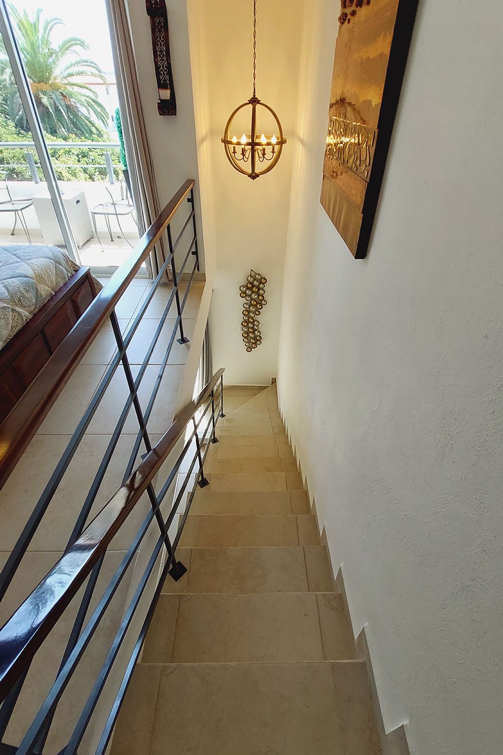 21 de 37: Staircase leading to bedroom and full bathroom