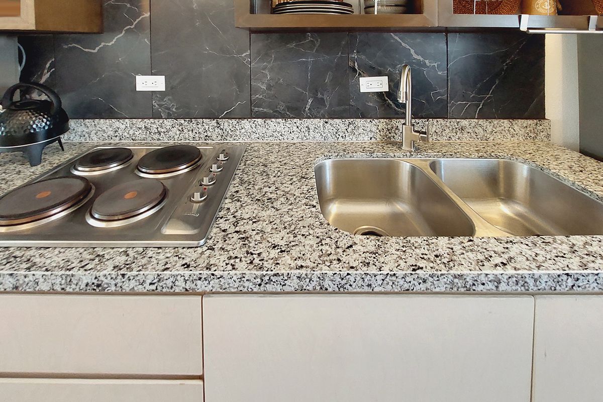 19 de 37: Granite counter with cooktop and double sink