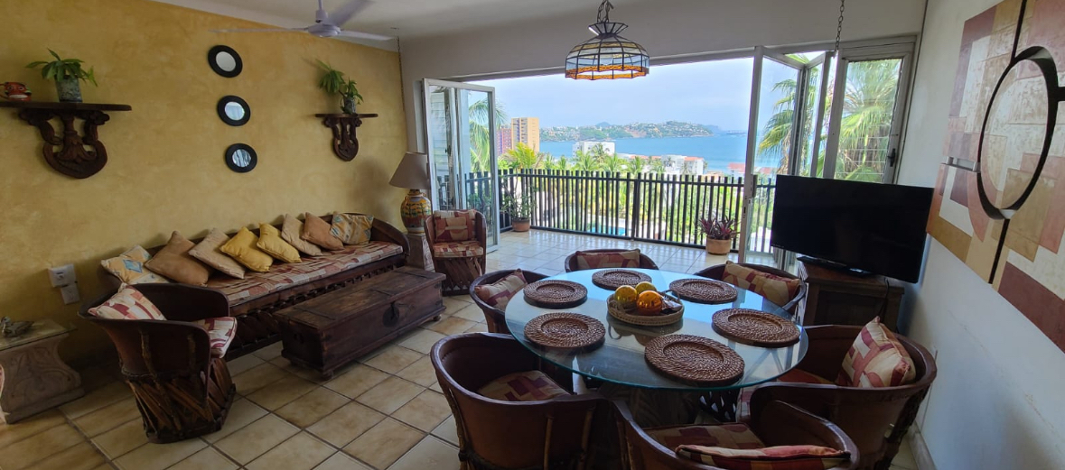 5 de 13: Comedor con vista al mar