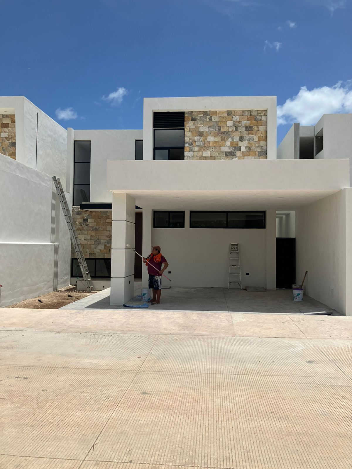 1 of 24: FACHADA
