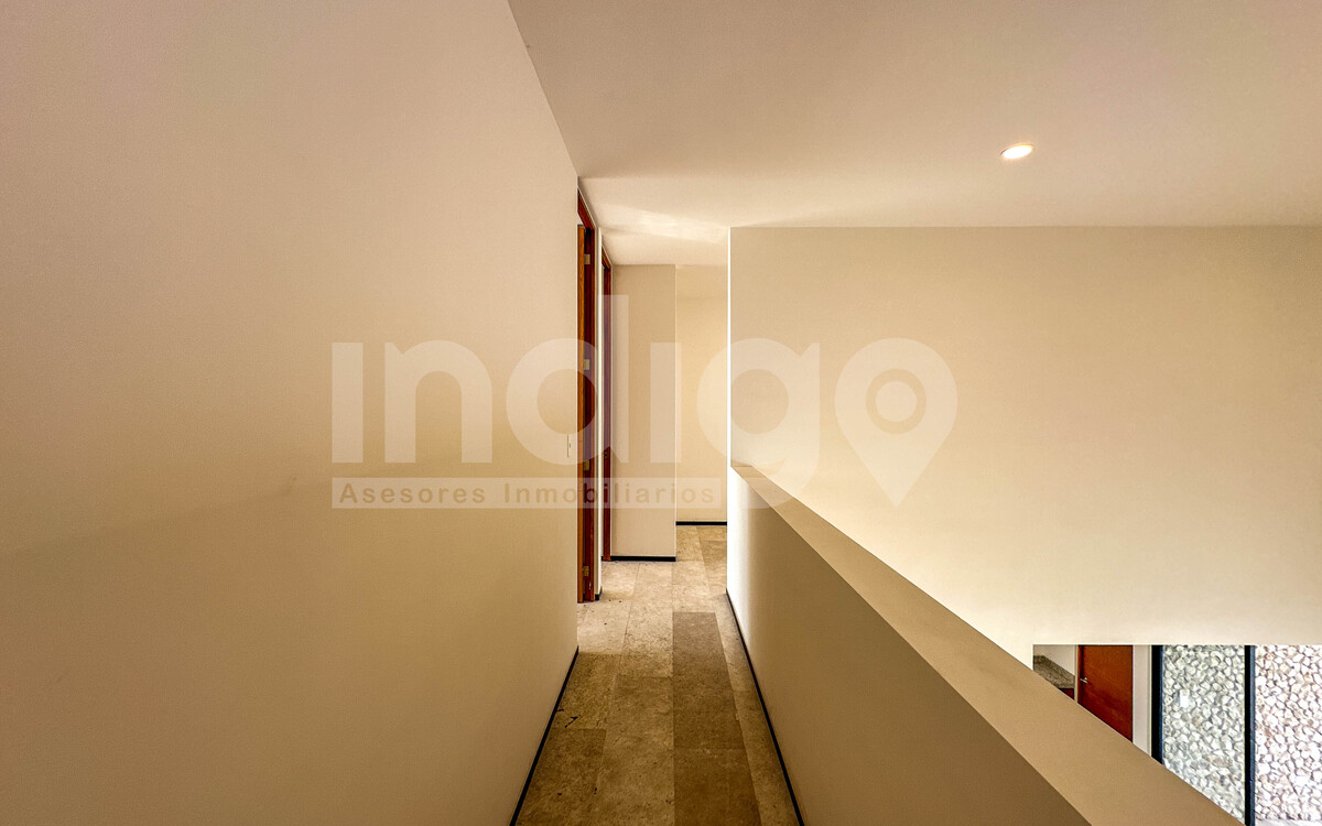 20 de 45: Pasillo Planta Alta