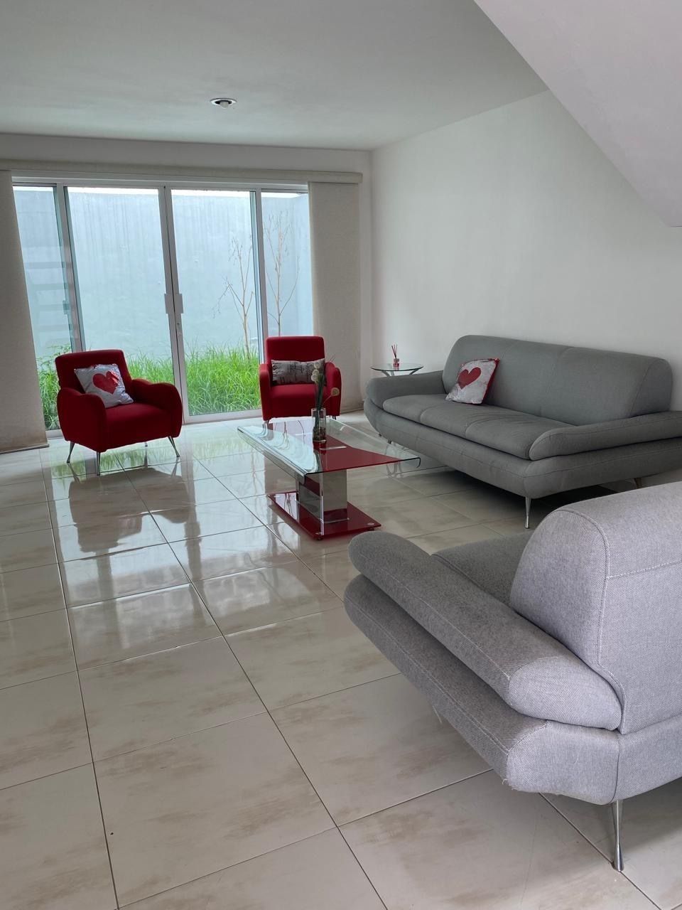 2 of 17: Estancia y jardin