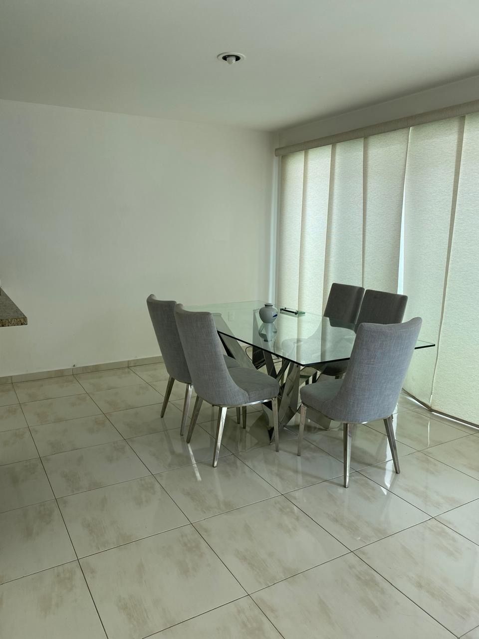 5 of 17: Comedor y jardin