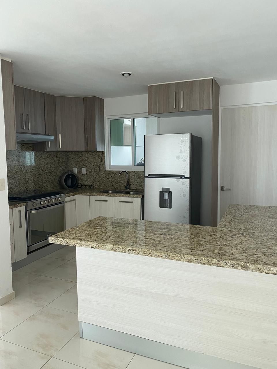 3 of 17: Cocina equipada