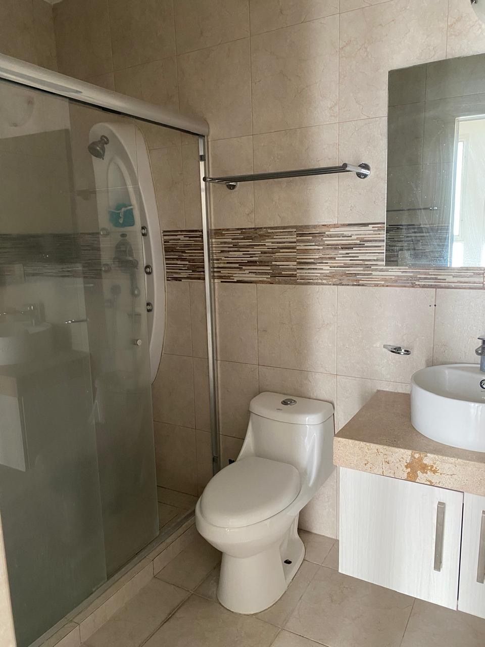 6 of 17: Baño principal