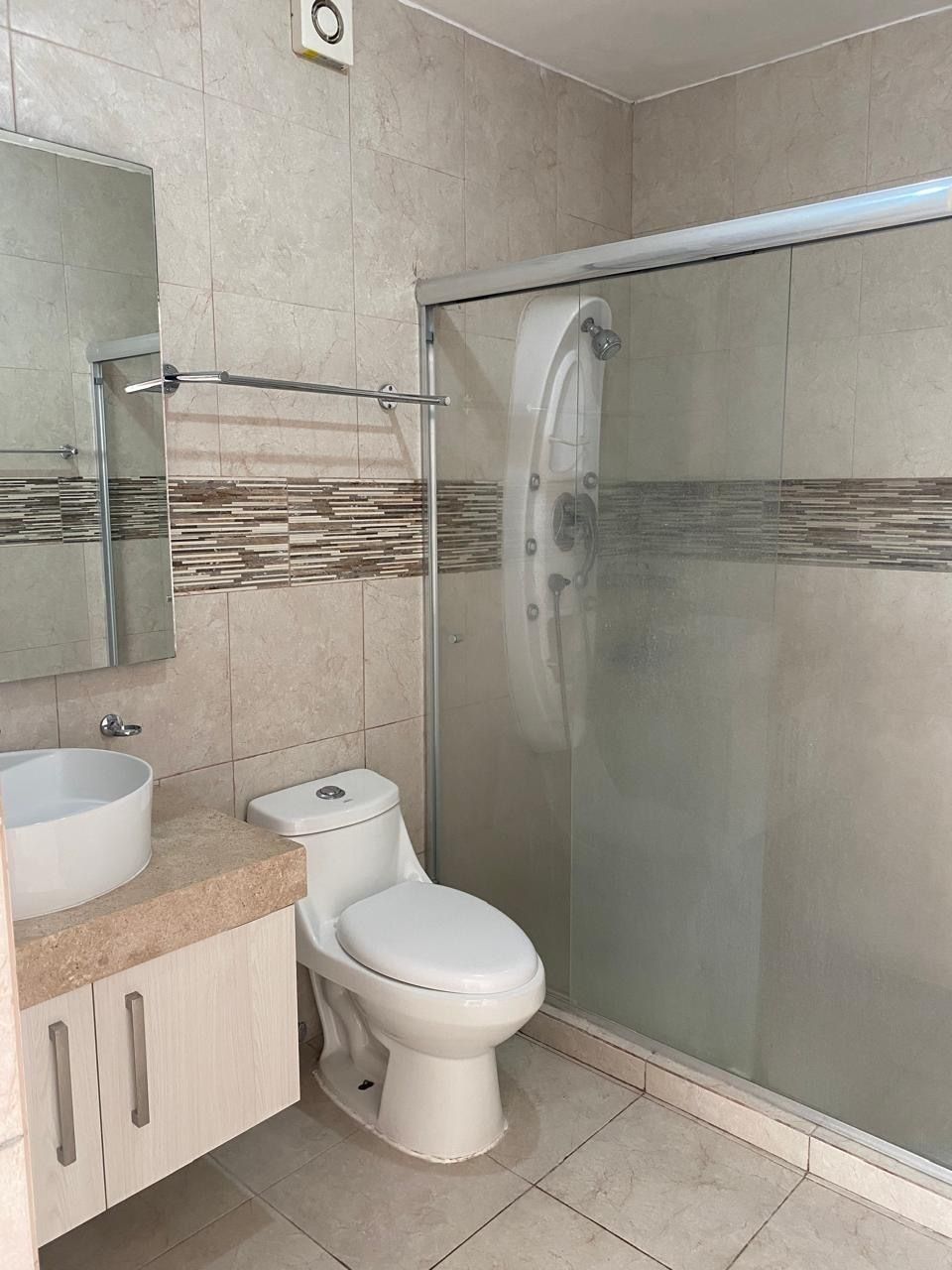 7 of 17: Baño secundaria