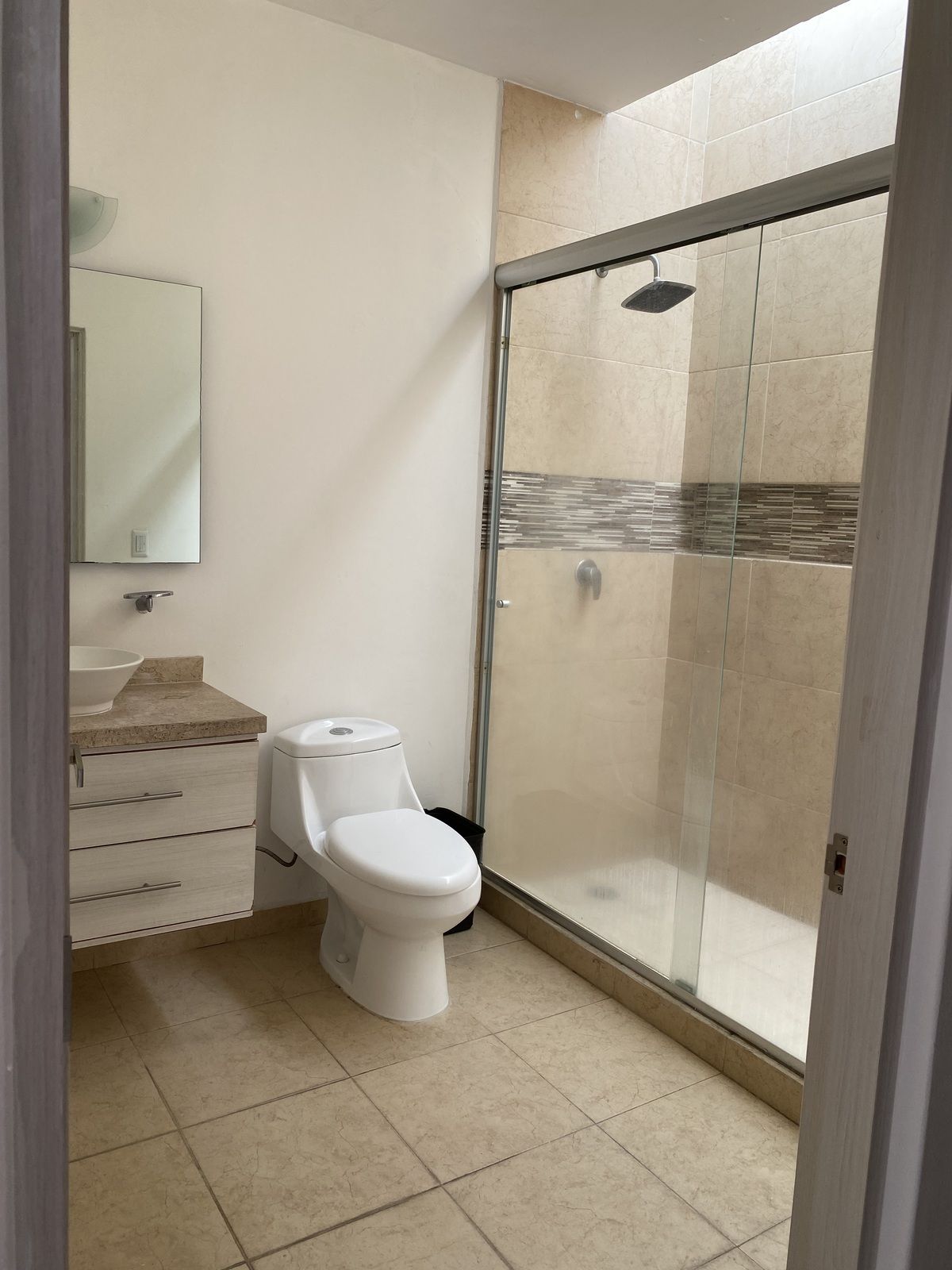 12 of 17: Baño en Roof