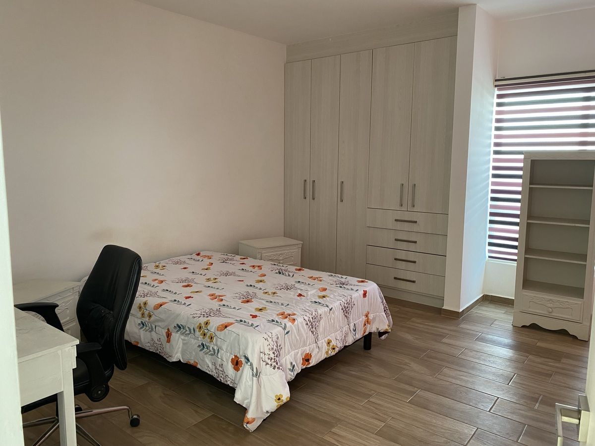 13 of 17: Habitación secundaria 1