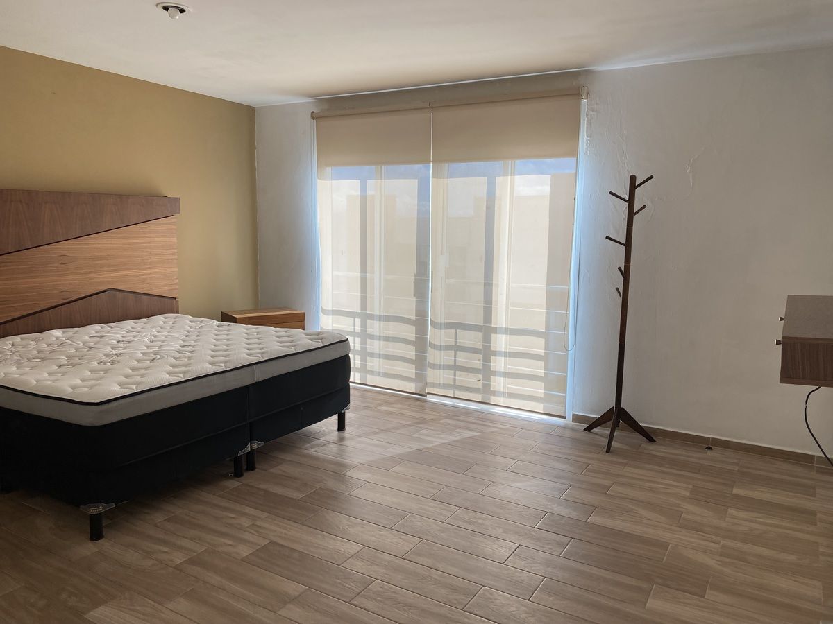 17 of 17: Recámara principal muy amplia