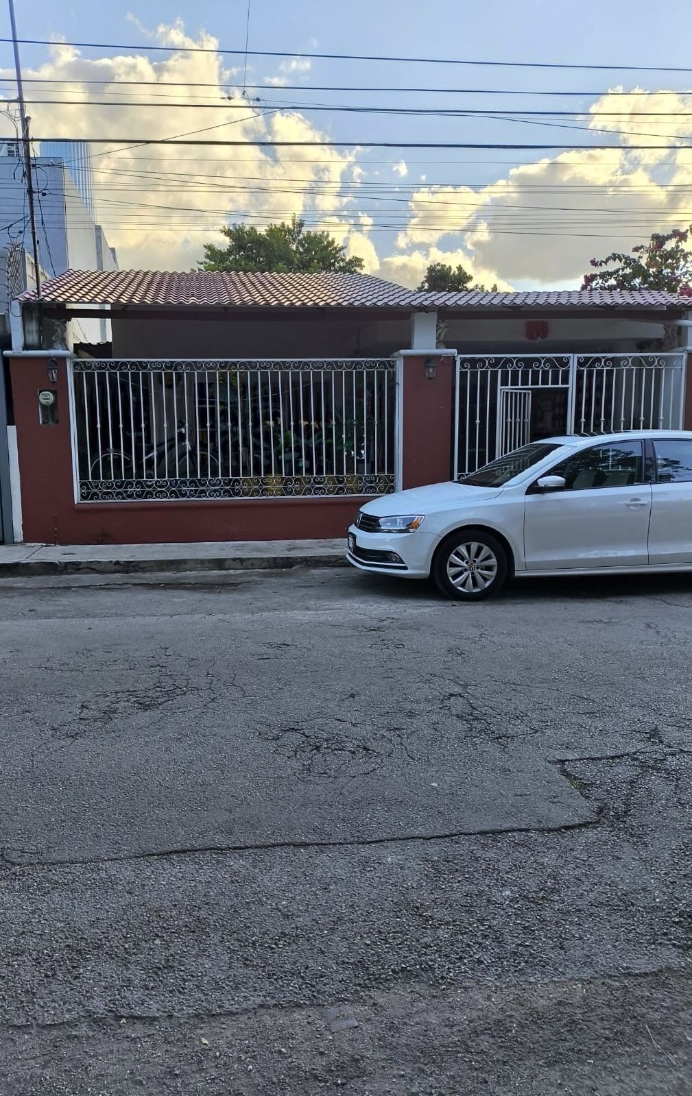 1 of 10: Frente de la casa