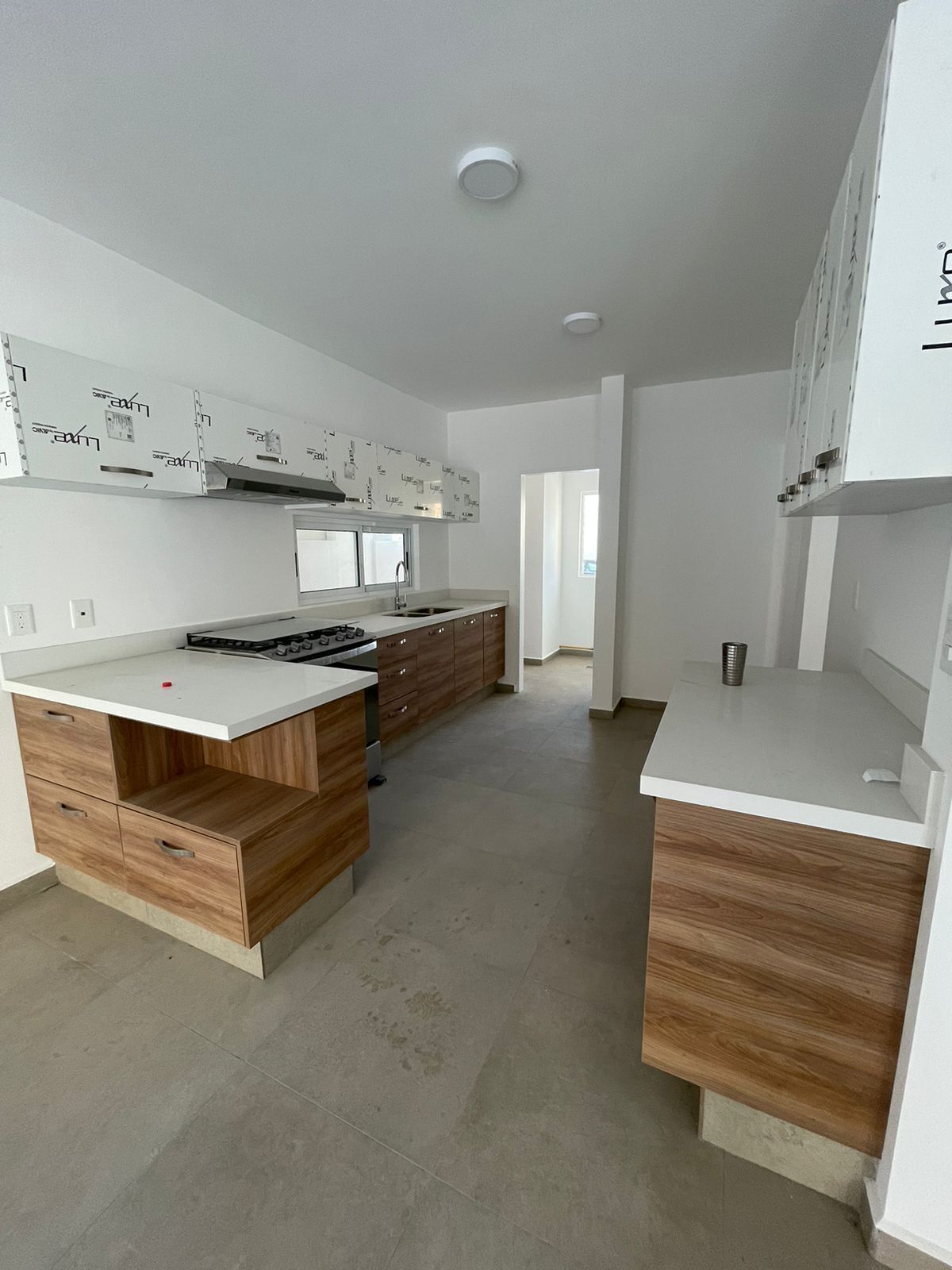 7 de 18: cocina equipada con estufa y campana