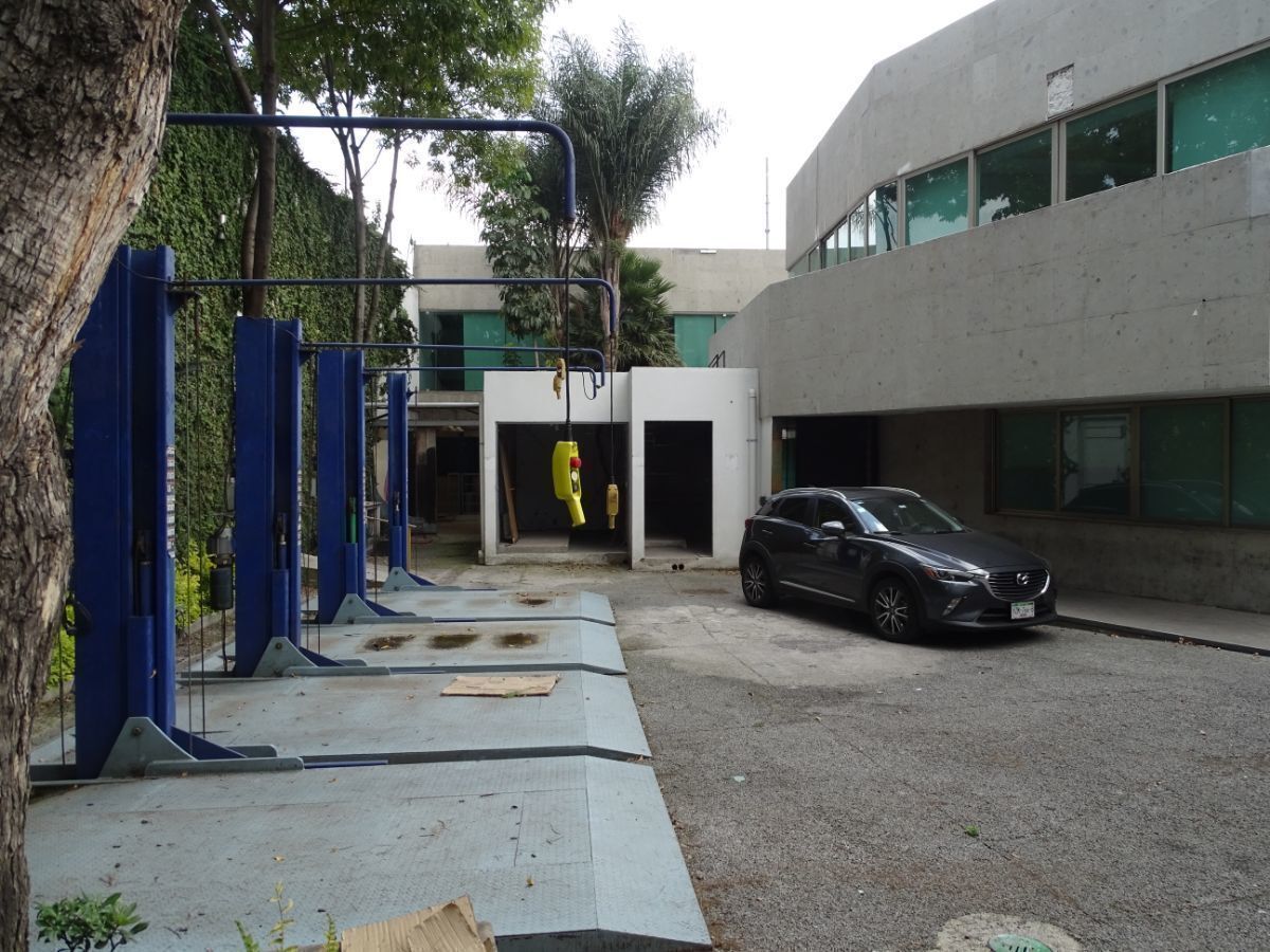 2 of 18: Estacionamiento