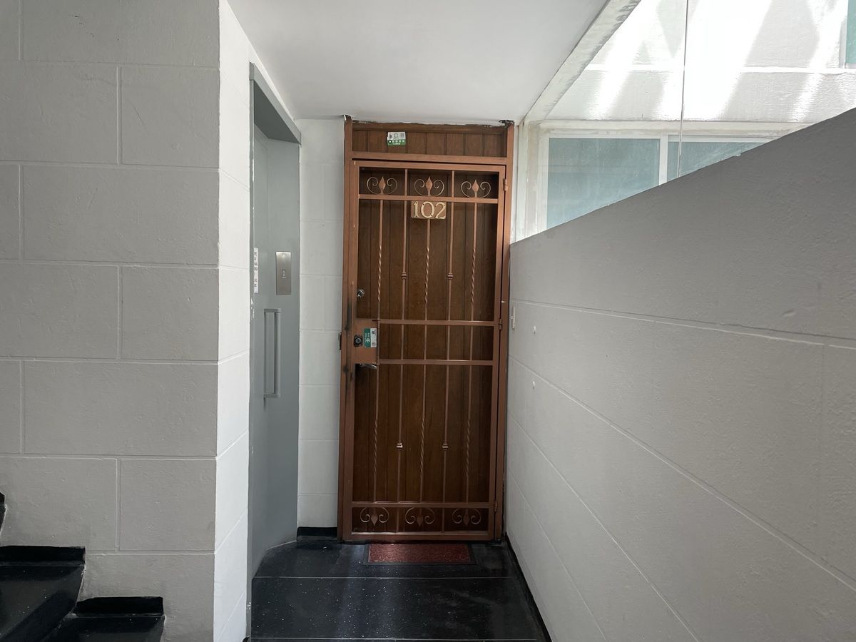 2 de 21: Entrada al departamento, puerta de elevador a un costado.