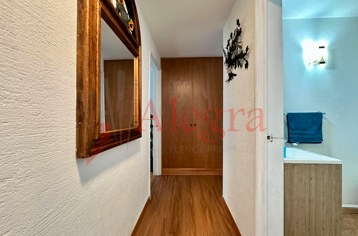 13 de 21: Pasillo distribuidor y closet de blancos al fondo.