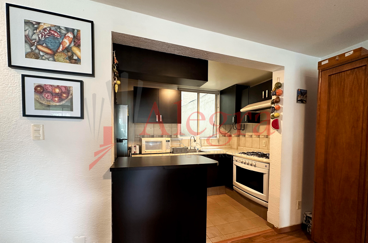 5 de 21: Cocina con barra.